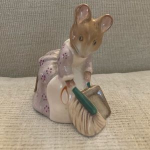 Beatrix Potter “Hunca Munca Sweeping” 1977 Royal Daulton Figurine